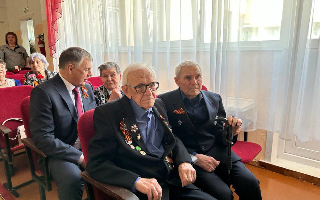 Череду поздравлений с Днем Победы открыли сегодня в Мегете