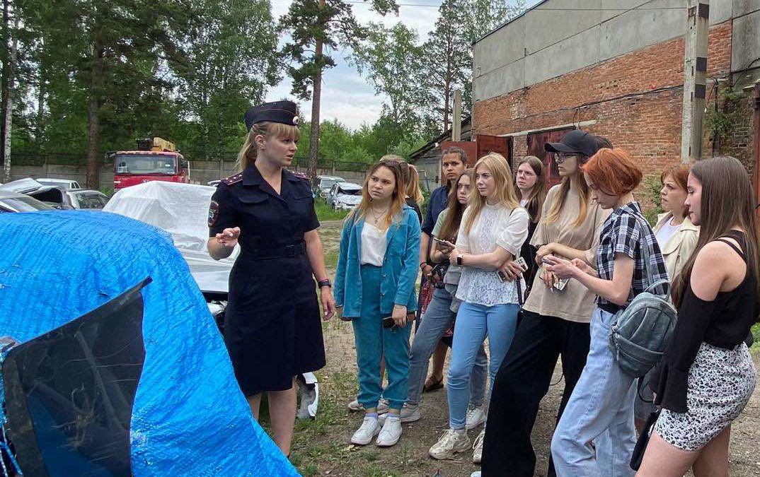 Студентам-юристам провели экскурсию по «Выставке разбитых автомобилей»