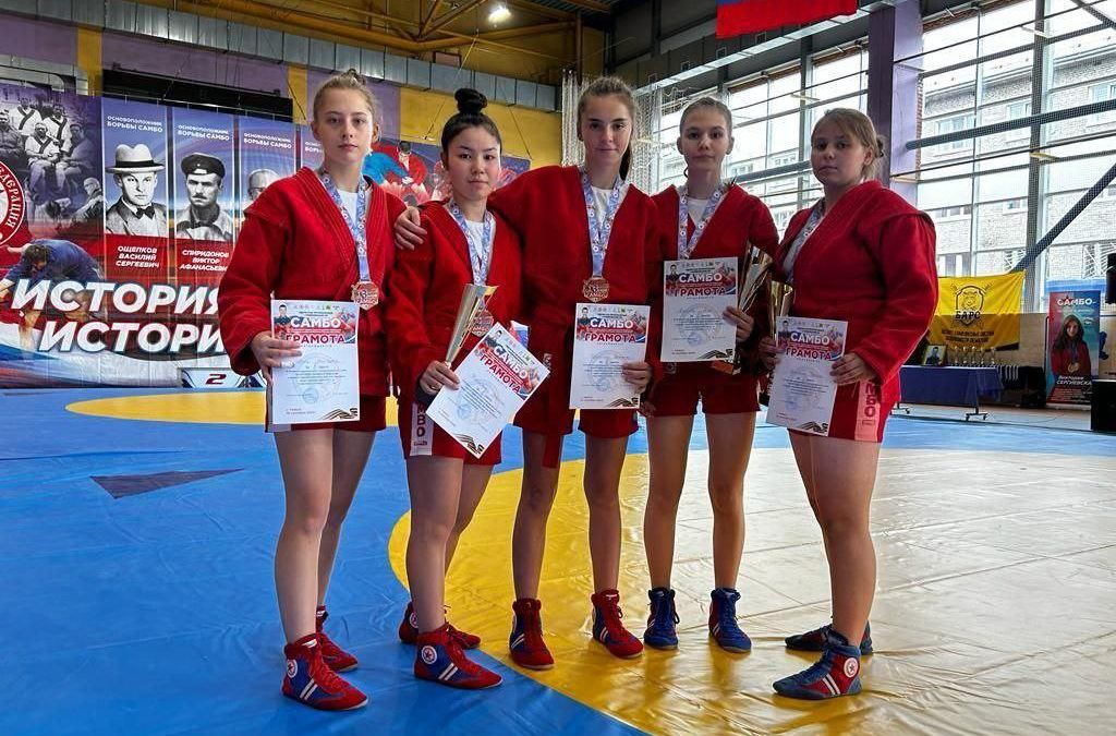 У самбисток Ангарска пять медалий с соревнований в Томске