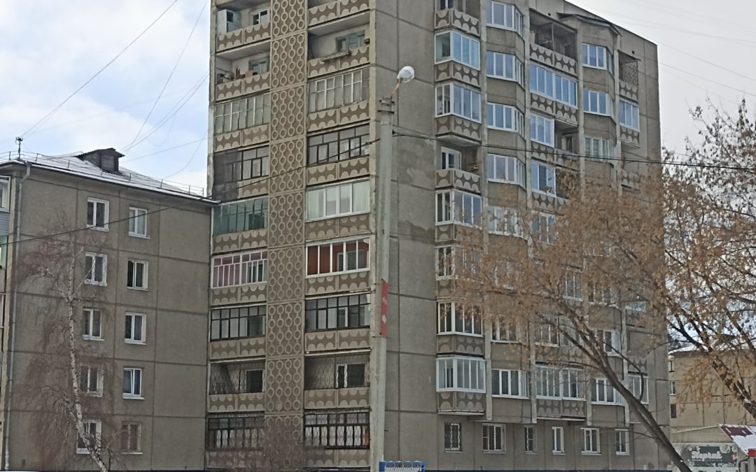 В Ангарске подростки не пускали ребенка в подъезд