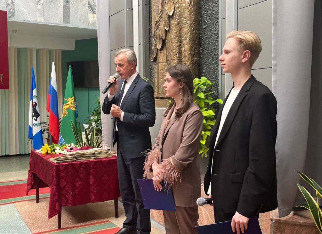В преддверии 8 Марта юным ангарчанкам вручили паспорта