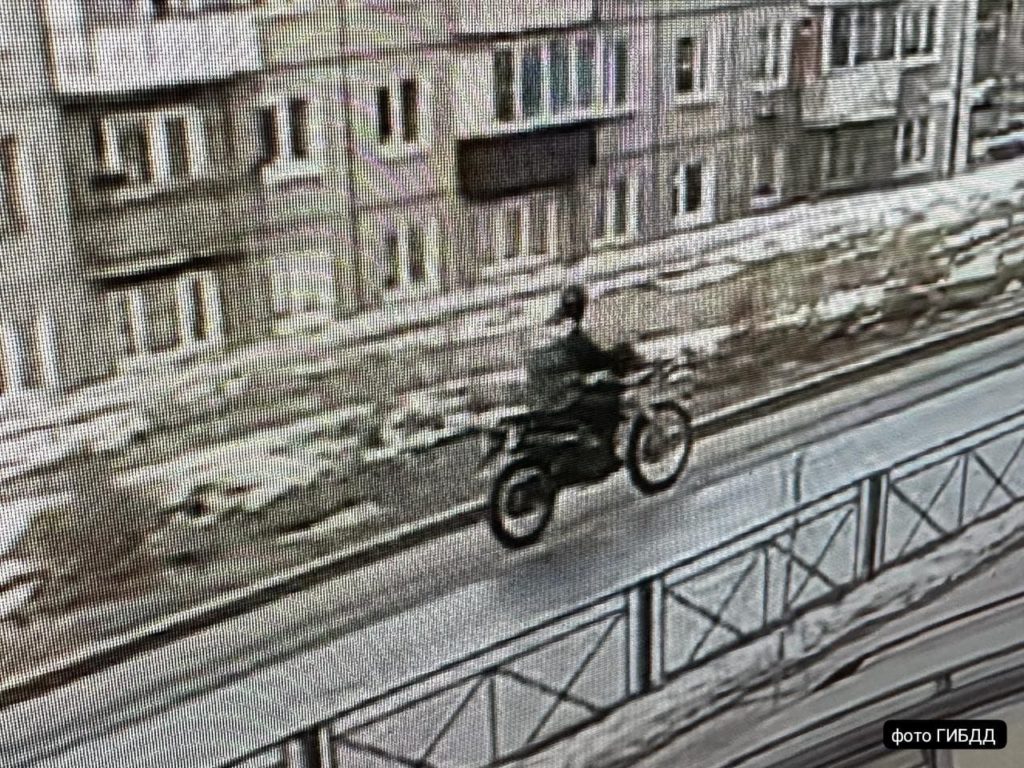В Иркутске разыскивают мотоциклиста, совершившего наезд на женщину с коляской 