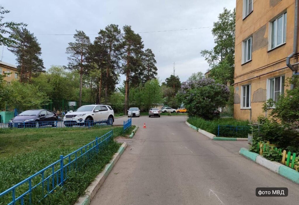 В Ангарске ребенок попал под колеса внутри двора
