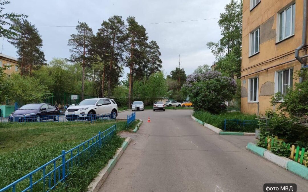 В Ангарске ребенок попал под колеса внутри двора