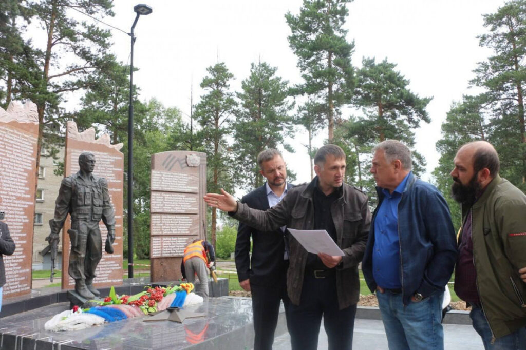 В Ангарске ремонтируют памятник в 95 квартале В Ангарске ремонтируют памятник в 95 квартале