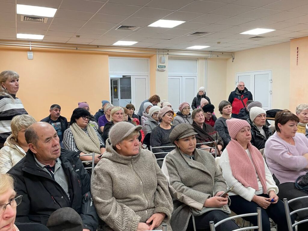 Жители микрорайона Китой встретились с Андреем Сафроновым