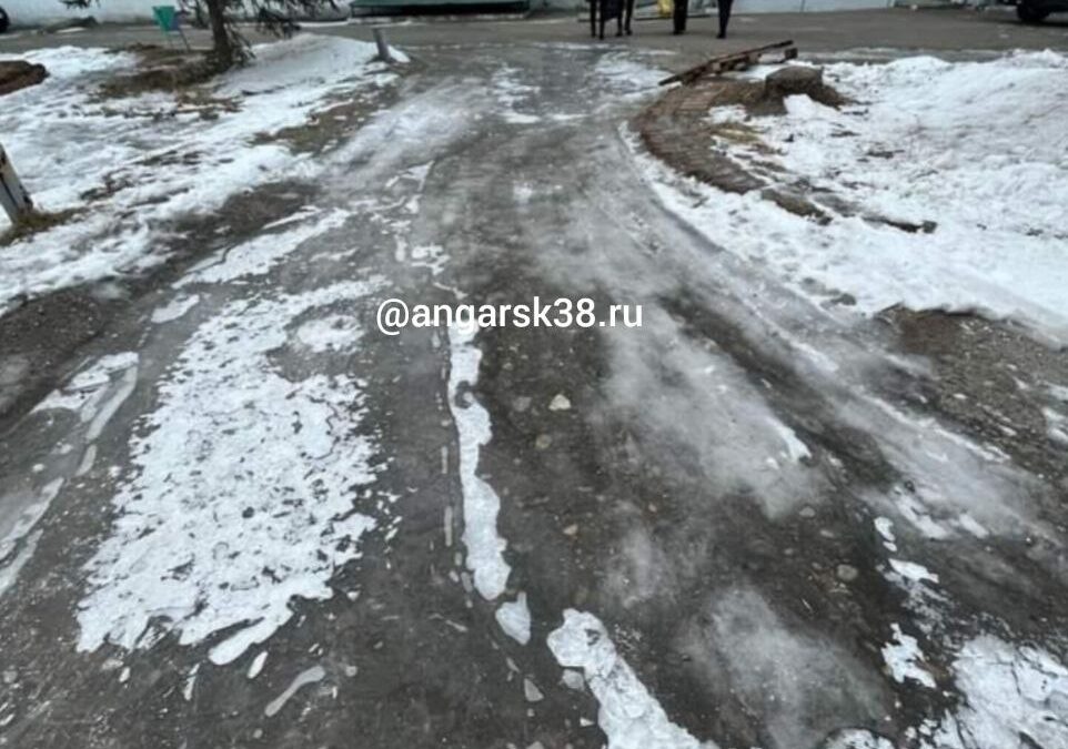 Ангарчане жалуются на лед, который не убирают