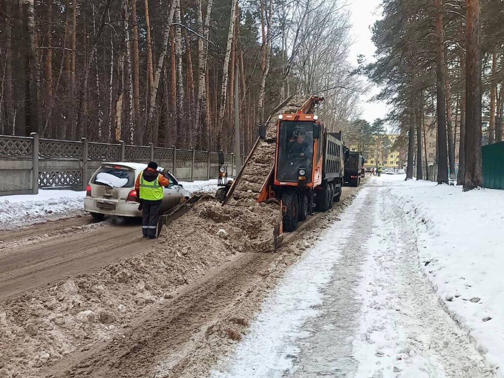 В Ангарском округе продолжается очистка дорог