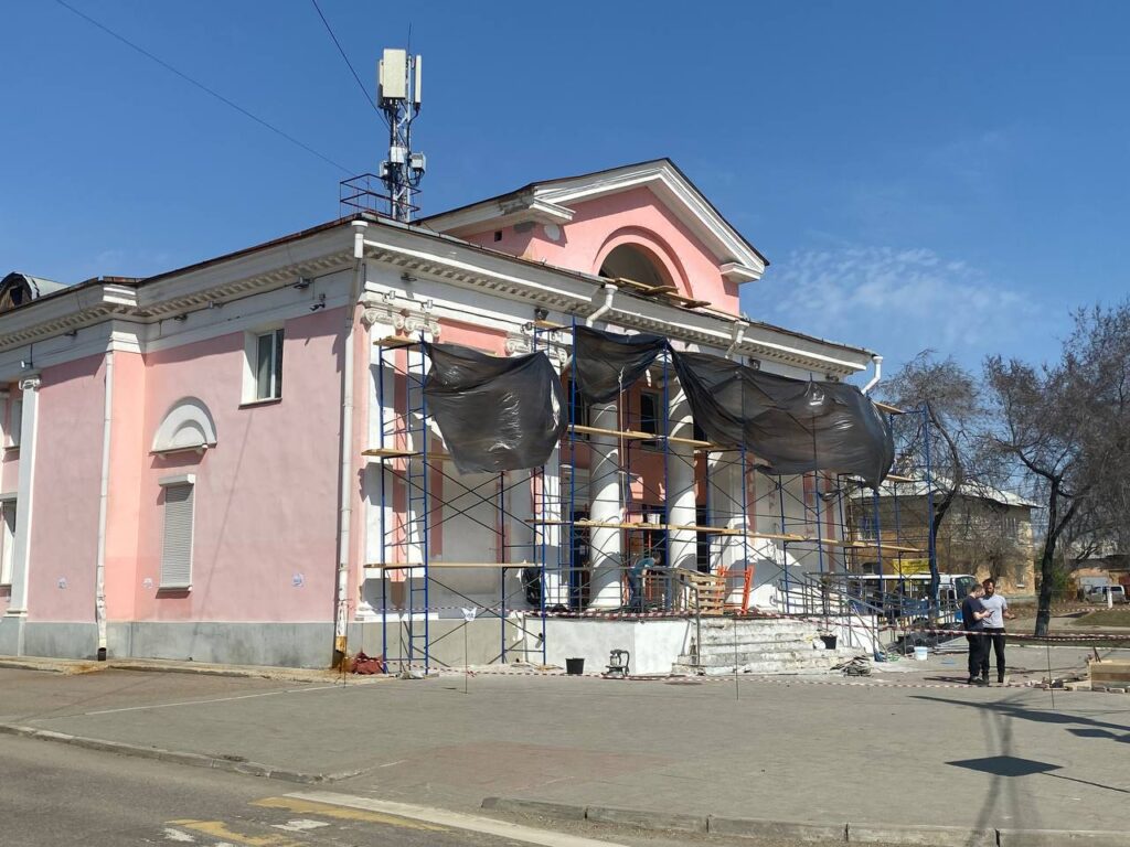 В Ангарске начался ремонт фасада Дворца ветеранов "Победа"
