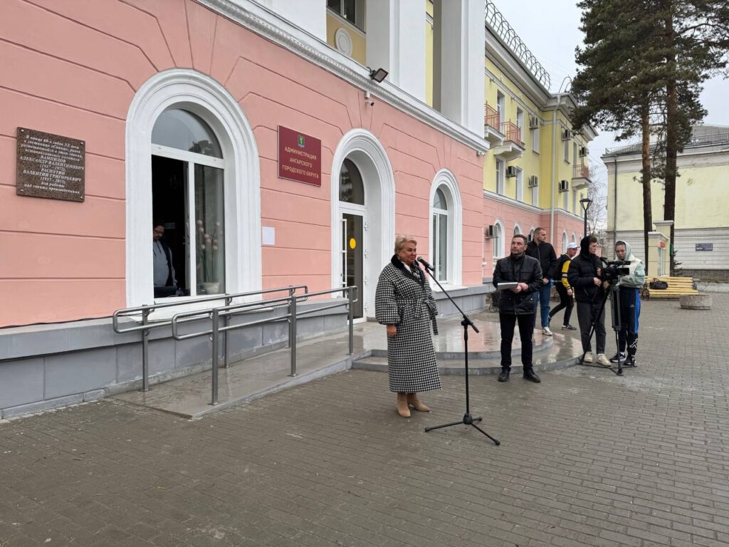В Ангарске установили мемориальную доску в честь сибирских писателей 