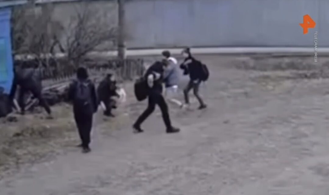 В Зиме пьяный мотоциклист врезался в школьников