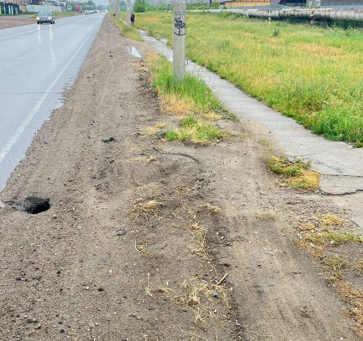 Опасный провал на улице Декабристов у СНТ Садовод