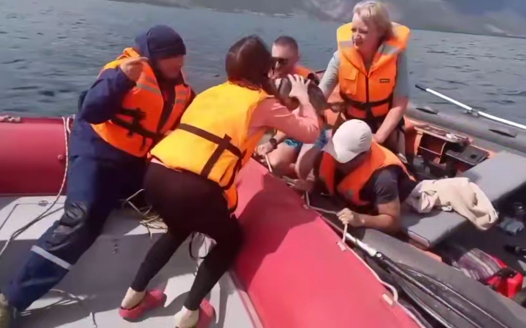 Четверо туристов и собака оказались в открытых водах Байкала