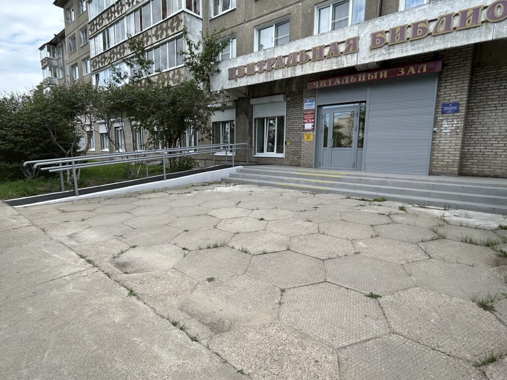 Крыльцо Центральной городской библиотеки обновляют в Ангарске