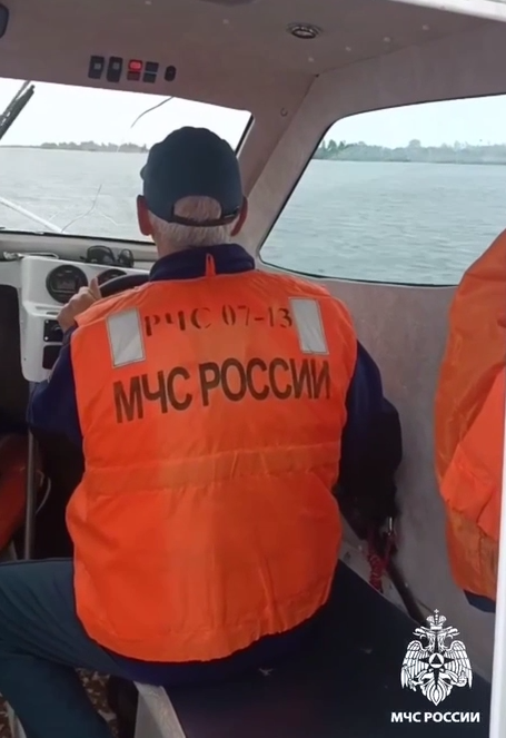 На Байкале обнаружено тело погибшего рыбака, поиски второго продолжаются.
