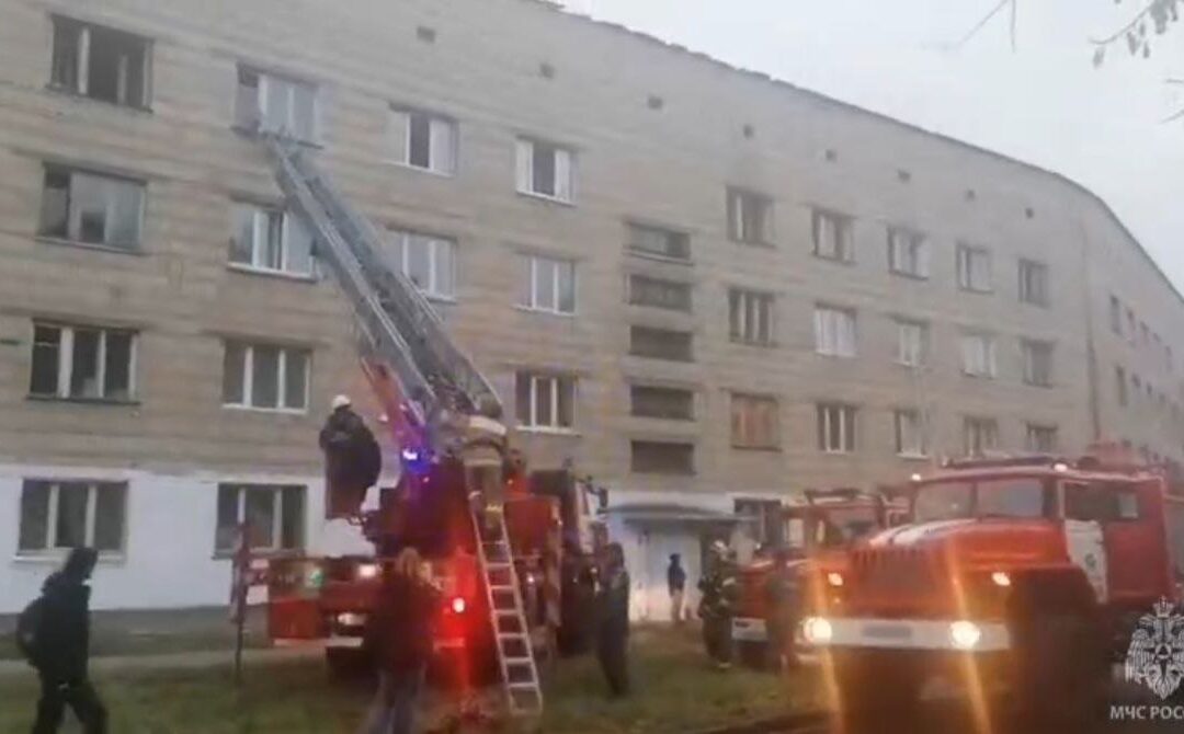 Пожарные спасли девять человек на пожаре в Ангарске