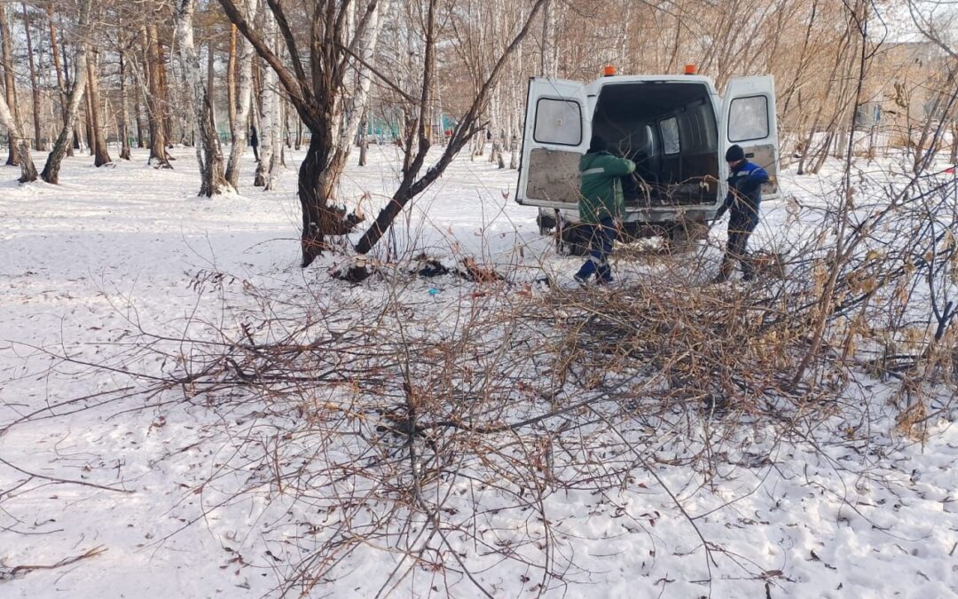 Парки Ангарска чистят от снега