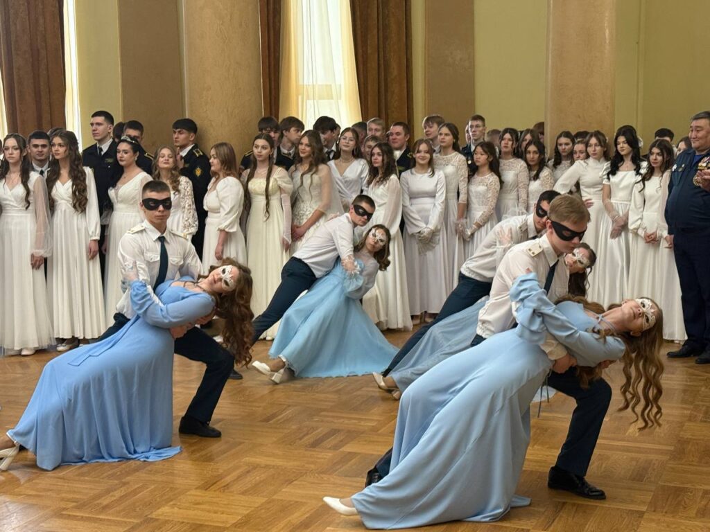 В десятый раз для учеников школы №39 состоялся кадетский бал