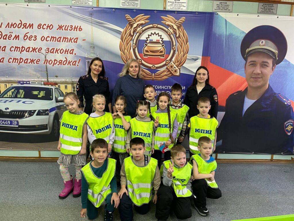 Отряд ЮПИД поздравил госавтоинспекторов с наступающим праздником 