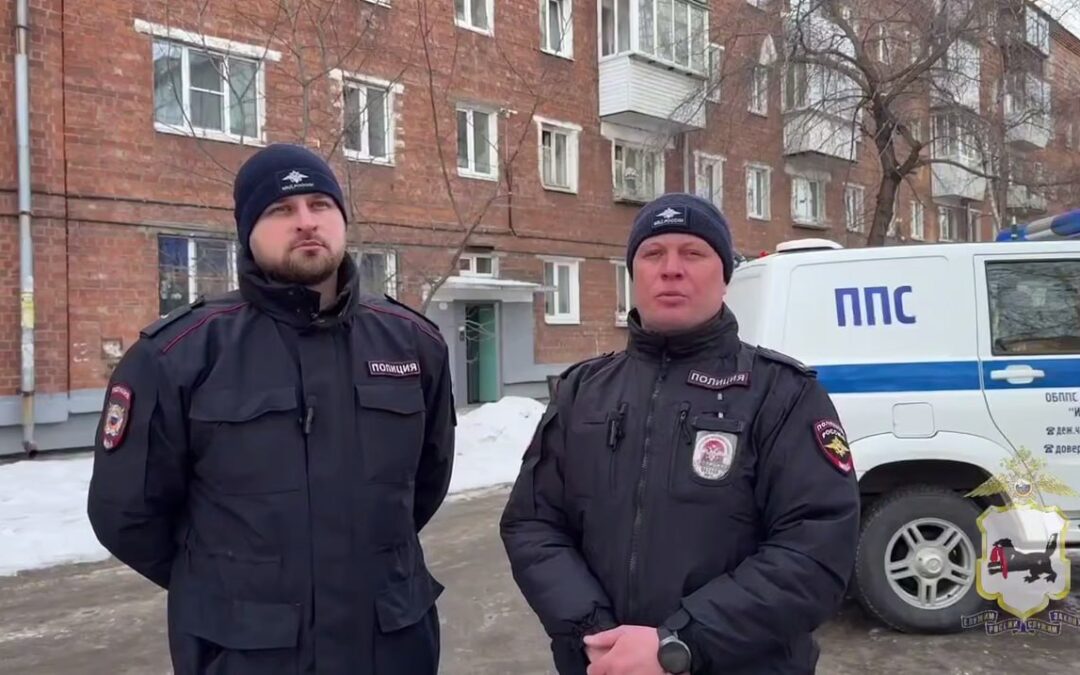 Полицейские вынесли пенсионерку из горящего дома в Иркутске