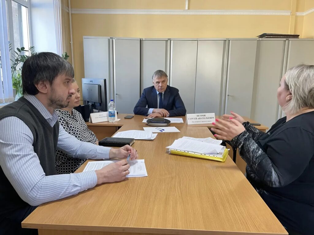 Прием граждан по личным вопросам провел мэр Сергей Петров