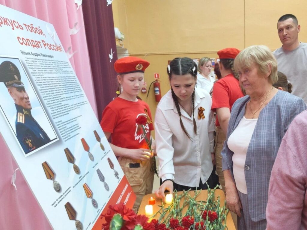 В Савватеевской школе появился Стенд Героя