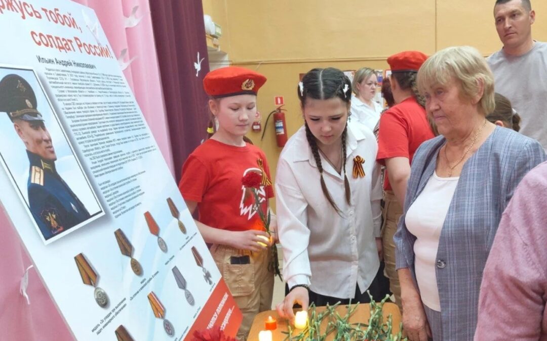 В Савватеевской школе появился Стенд Героя