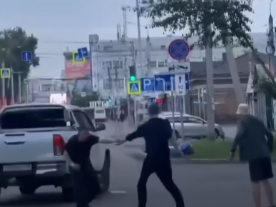 В центре Иркутска водитель Toyota Hilux переехал мужчину