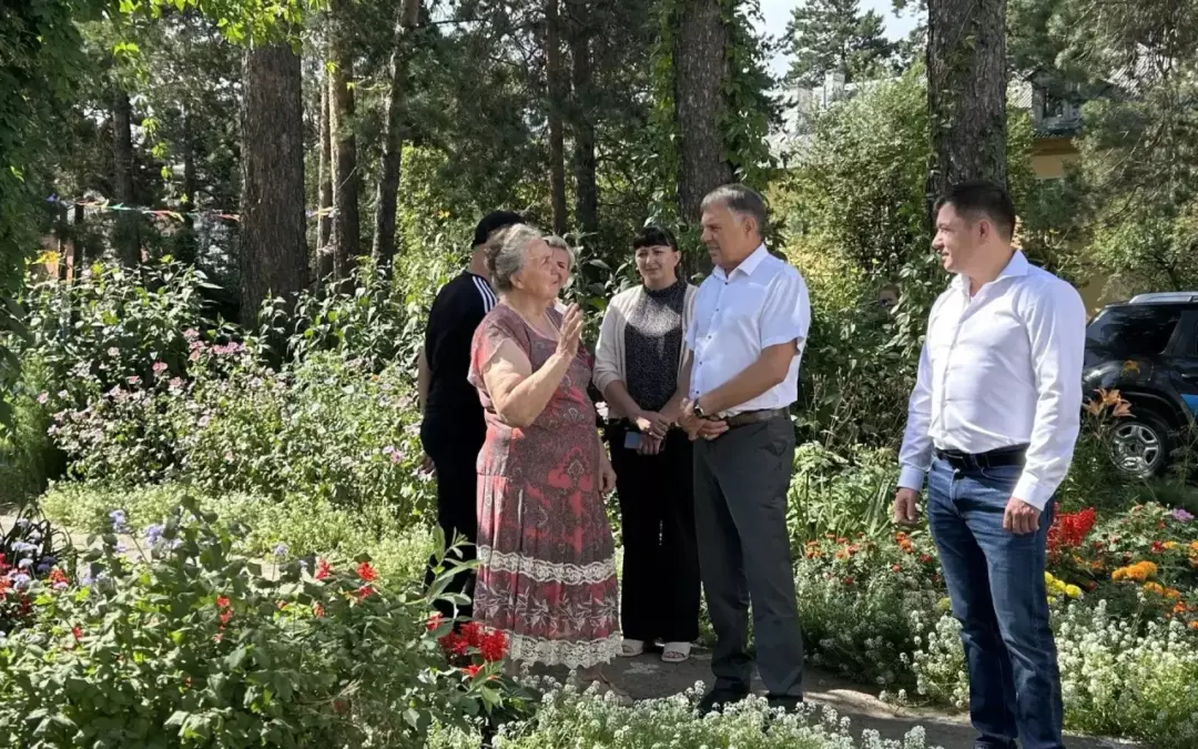 Мэр Ангарского округа Сергей Петров побывал во дворах, которые участвуют в городском конкурсе