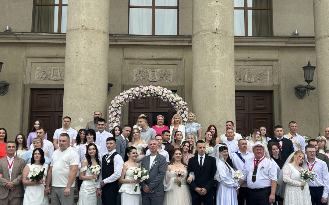 На главной площади Ангарска 14 пар зарегистрировали брак