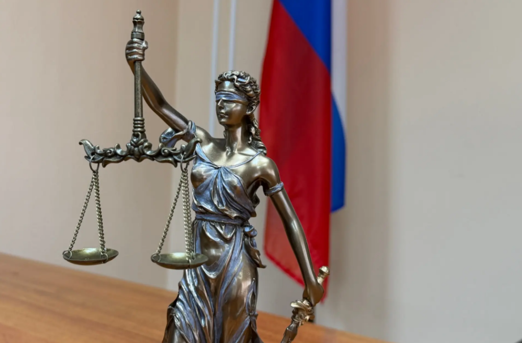 В Иркутске мужчину осудили за истязание дочери и попытку её убийства