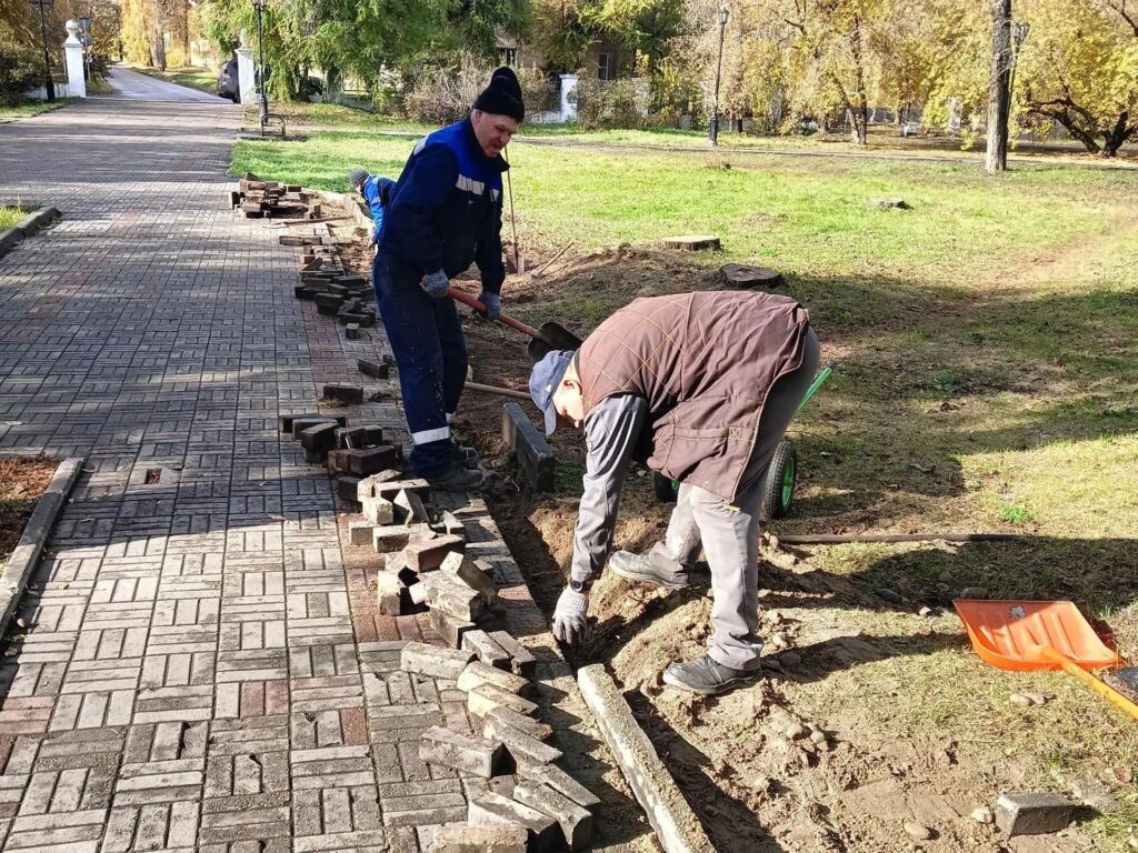В сквере «Пионер» в Ангарске ремонтируют пешеходные дорожки