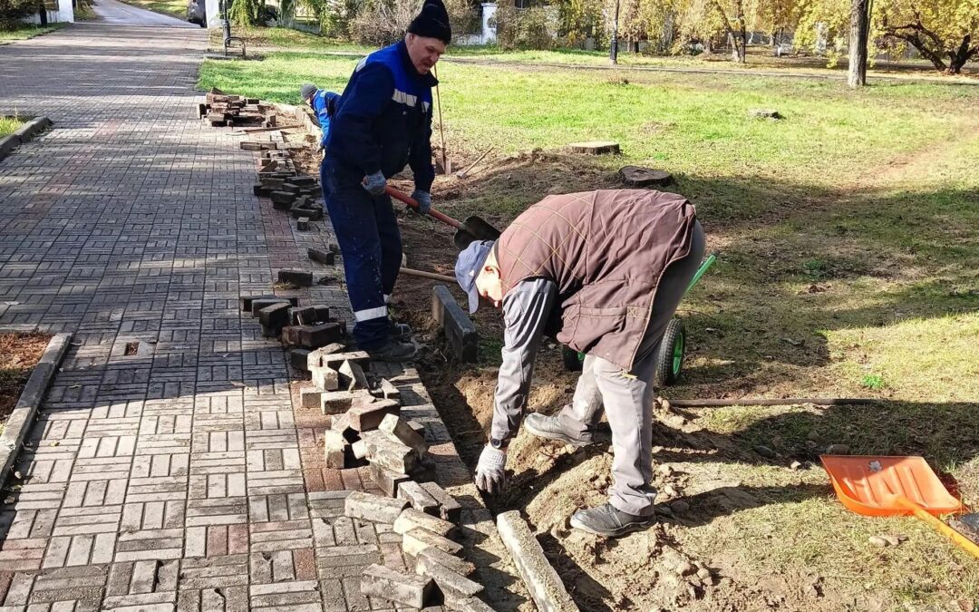 В сквере «Пионер» в Ангарске ремонтируют пешеходные дорожки