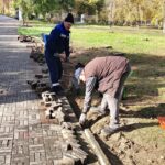 В сквере «Пионер» в Ангарске ремонтируют пешеходные дорожки